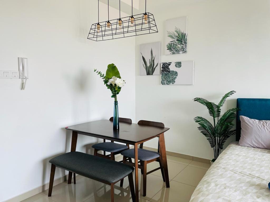 Homestay I-City Cantik, Tenang, Wifi, 4K Smart Tv, Netflix, Coway, Free Parking Shah Alam Bagian luar foto